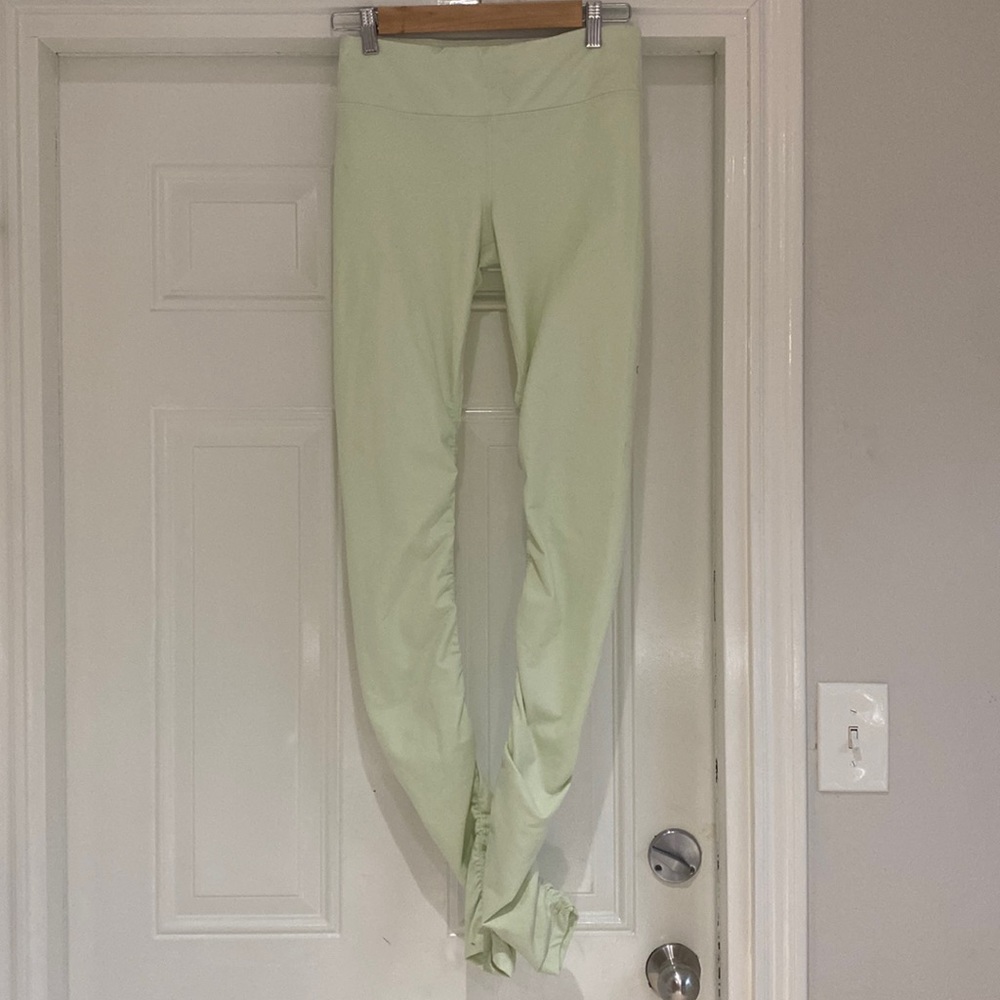 Light pastel green Alo leggings